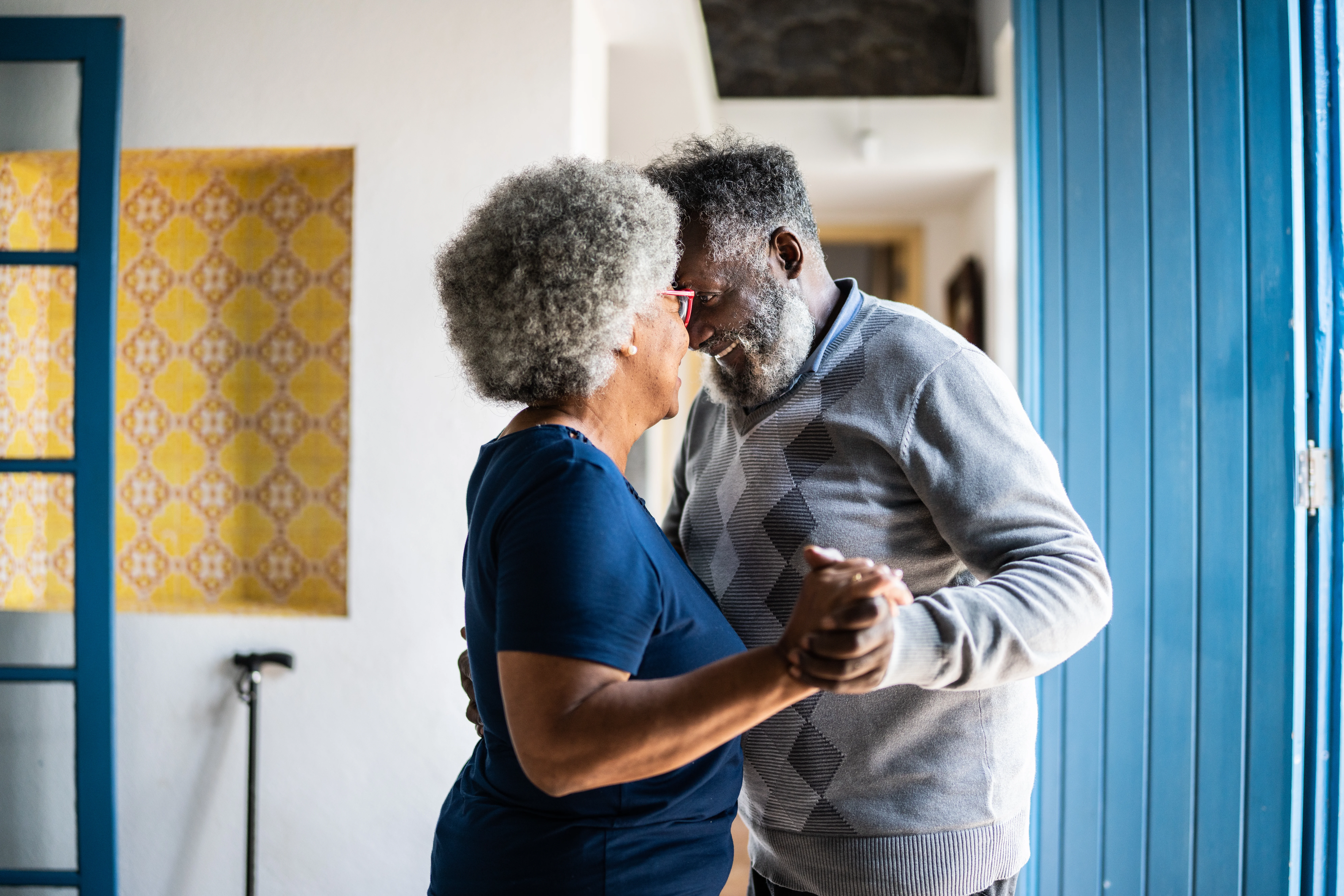 un homme et une femme qui s’embrassent