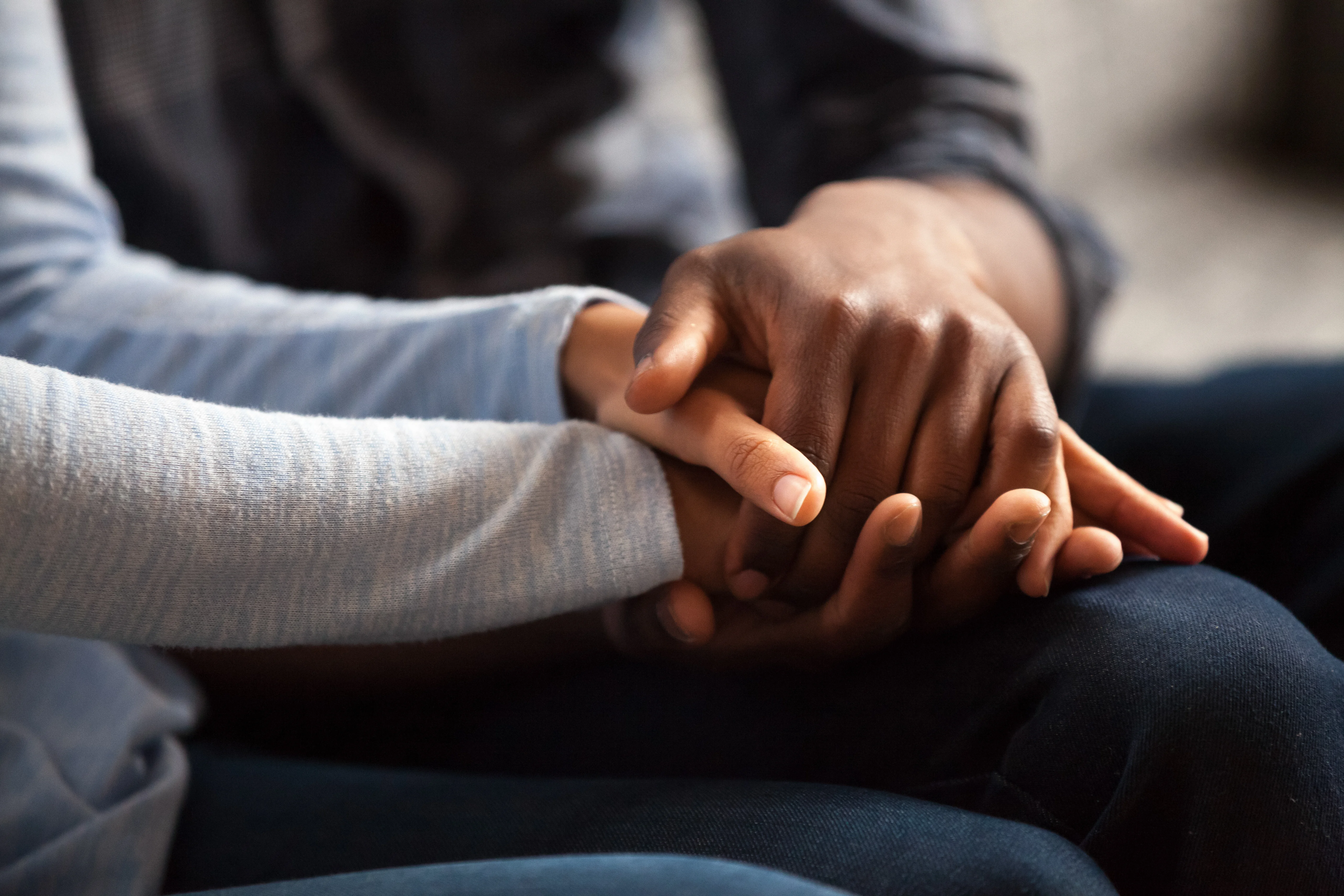 un gros plan d’une personne tenant une main