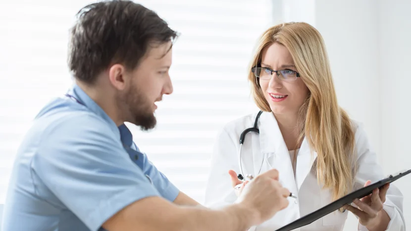 ein Arzt und ein Patient